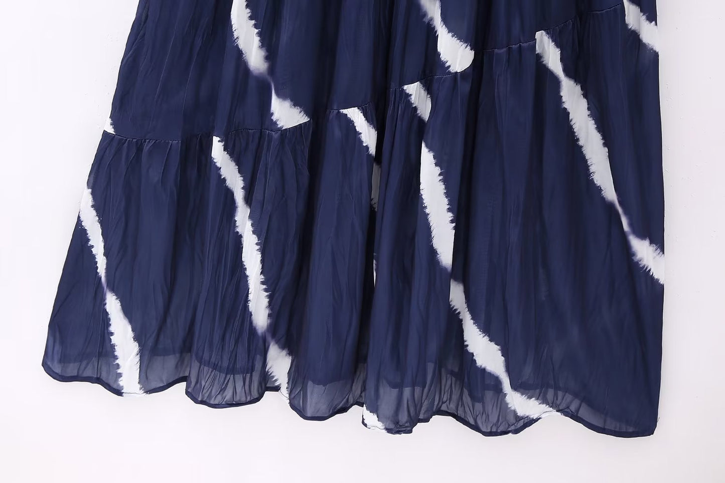 XNWMNZ Women Fashion New Creased-Effect Tie Dyed Dress Vacation Style Straight Neck Thin Straps Female Chic Midi Dresses